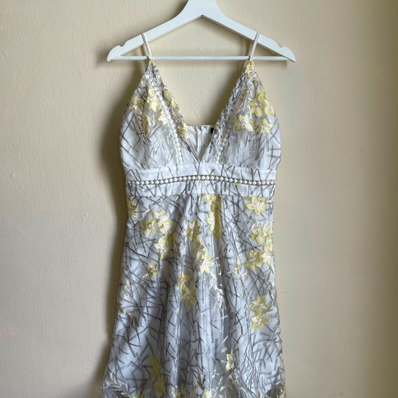 Banjul Designer White Embroidered Floral Dress size S NWT - Picture 2 of 10